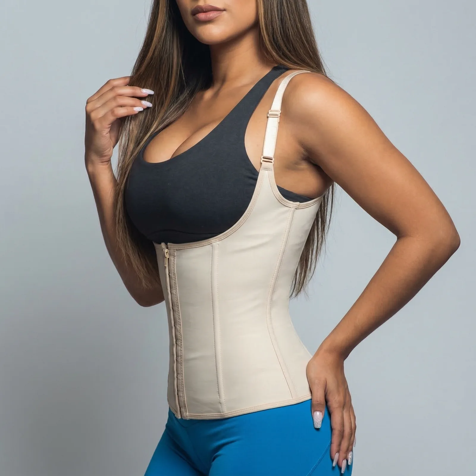 Modelo usando faja beige