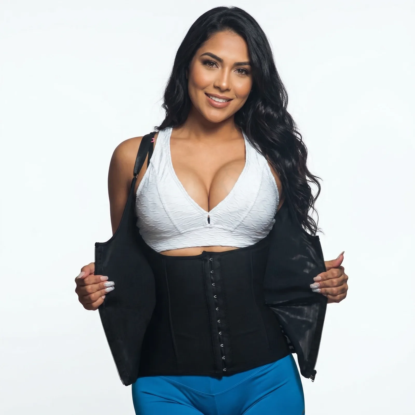 Modelo usando faja negra en look premium